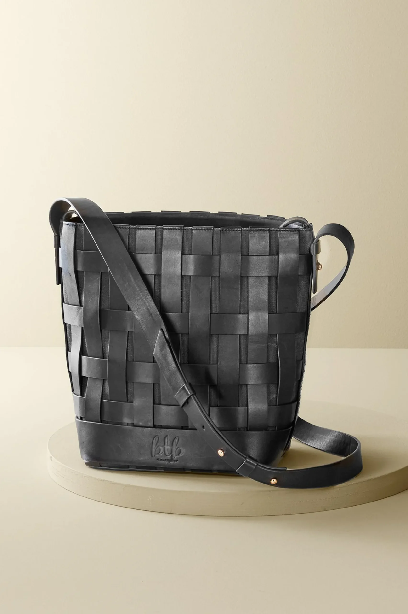 Soft Surroundings Ampari Leather Shoulder Bag> Handbags